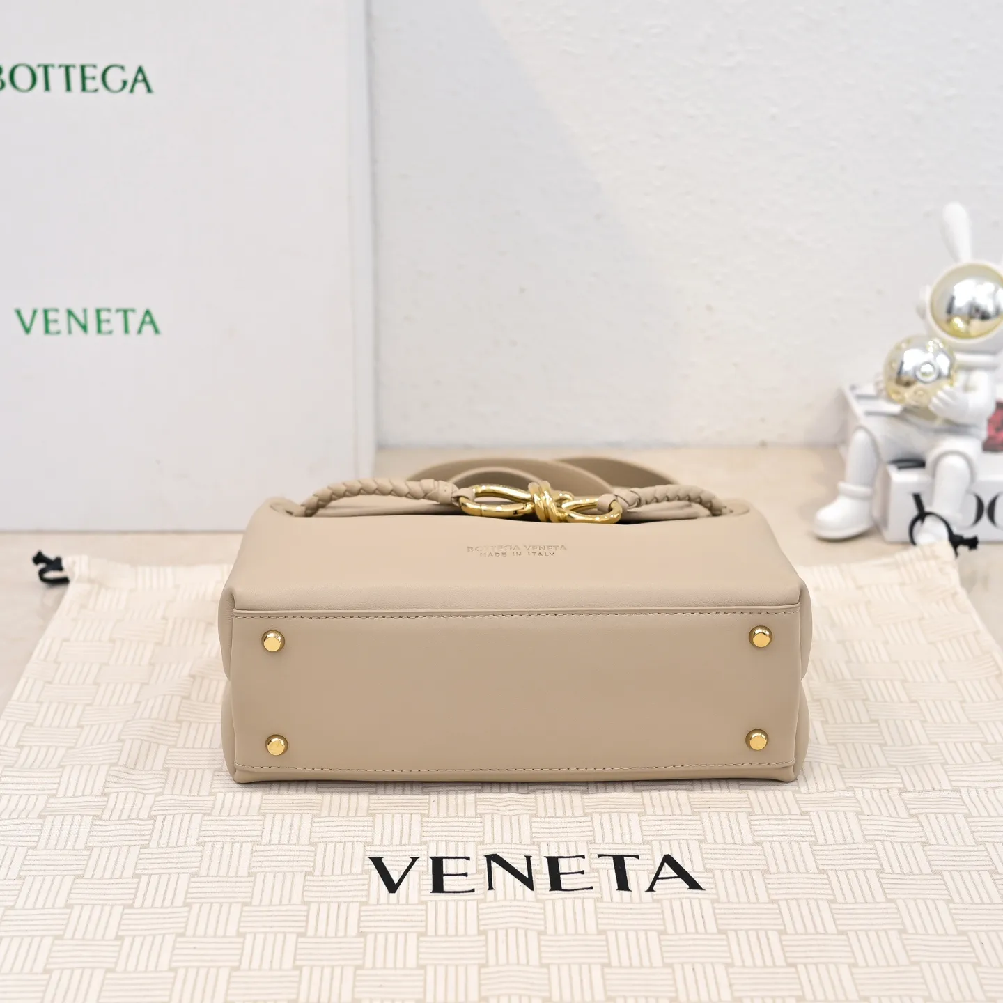Batch 2060 #Bv New Small Ciao Ciao Handbag Who carried the cute little Ciao Ciao out on the street❣️Made of Dutch Silky Calf calfskin ~ silky to the touch. The leather is thick, and the suede lining is soft and comfortable. The relaxed feeling of stacked smooth leather, the representative woven element shoulder strap, and the perfect embellishment of golden buckles💥The unique bag shape is casual and exquisite, and super practical☄️Carry Ciao Ciao to accompany you in various occasions, and be the most stylish you🎀 Size: 26x19x10.5 Style No. 5835#